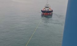 Fatih'te karaya oturan yük gemisi kurtarıldı