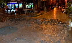 Küçükçekmece'de yağışın ardından çöken yola 2 kişi ve 2 hafif ticari araç düştü