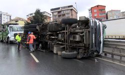 Beton pompası taşıyan kamyon bariyerlere çarparak devrildi
