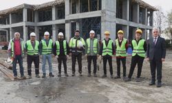 Meslek lisesi öğrencileri, öğretmenleriyle yeni okul binasının elektrik tesisatını yapıyor