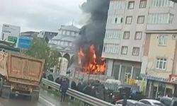 Otomobilde çıkan yangın, 3 katlı ahşap binaya sıçradı