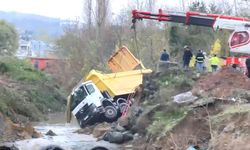 Sarıyer'de yol çöktü; dereye düşen kamyon çıkarıldı