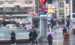 Taksim'de yağmur Üsküdar'da sis etkili oluyor