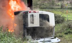 Tuzla'da şoförünün direksiyon hakimiyetini kaybetmesiyle araziye uçan minibüs alev alev yandı