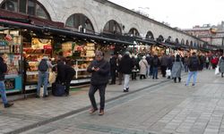 Yeni yıla bir gün kala Eminönü'nde alışveriş yoğunluğu