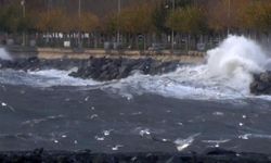 İstanbul'da fırtına alarmı! Dalgalar sahili dövdü