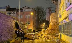 Beyoğlu'nda tarihi binanın duvarı çöktü