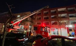Kentsel dönüşümdeki binanın çatısında yangın çıktı