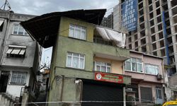 Gaziosmanpaşa'da evin çatısı uçtu, araçlar hasar gördü