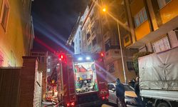 Çatı yangınında alevler yan binaya sıçradı