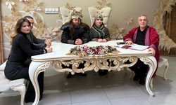 Atlarla geldiler: Film kostümüyle evet dediler