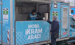 Bahçelievler’de kar mesaisi! Tuzlama, temizlik ve sıcak çorba ikramı