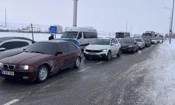 Kara yolu trafiğe kapatıldı, uzun araç kuyruğu oluştu