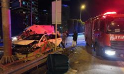 Ümraniye'de otomobil bariyerlere saplandı!