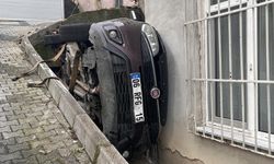 Çengelköy'de ilginç kaza! Vitesi boşta kalan araç bahçeye uçtu