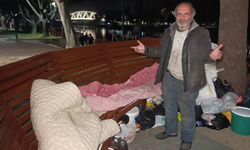 Polis bankta yaşayan şahsa yardım etmek istedi! Otel teklifini reddetti, yorganı çekip uyudu