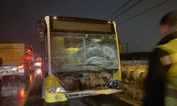 İETT otobüsü hafif ticari araçla çarpıştı