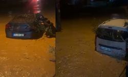 Sağanak ve fırtına hayatı felç etti! Sel suları araçları sürükledi