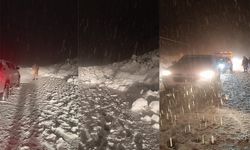 Çığ düşmesi sonucu araçlar yolda kaldı