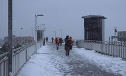 Metrobüs üst geçidinde kar etkili oldu