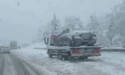 TEM Otoyolu’nda kar etkisi: Araçlar yolda kaldı