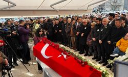 Ünlü oyuncu İzzet Günay cenazede yere yığıldı