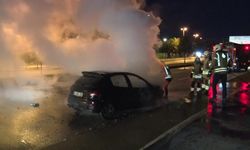 Maltepe'de seyir halindeki otomobil alev aldı