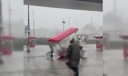 Fırtına seyyar satıcıların tezgahlarını devirdi