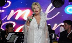 Emel Sayın, yılbaşı gecesine damga vurdu