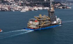 İstanbul Boğazı’nda dev yük geçişi