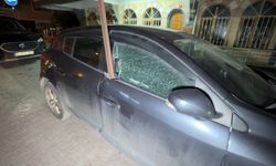 Avcılar’da 5 katlı binanın çatısından düşen demir, park halindeki otomobile saplandı