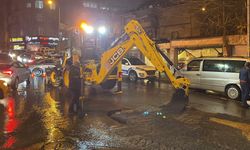 Bayrampaşa’da sağanak nedeniyle yol çöktü