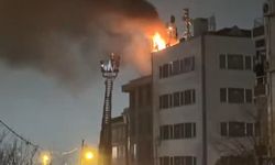 Kağıthane'de 4 katlı binanın çatısı alev alev yandı