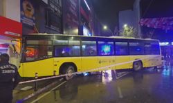 Seyir halindeki İETT otobüsü duvara çarptı