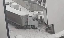 Yokuşta kayan TIR ulaşımı kilitledi