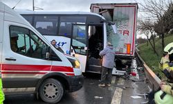 Kurtköy'de midibüs park halindeki TIR'a çarptı