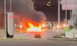 Arıza yapan otomobil alev alev yandı