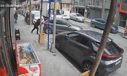 Park halindeki araç kuaför dükkanına girdi