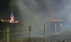 Üsküdar sahilinde lodos etkili oldu; dev dalgalar oluştu