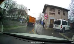 Hafriyat kamyonu park halindeki araca çarptı