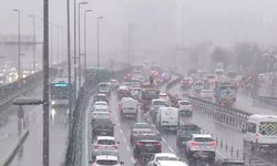 Kar yağışı etkisiyle trafik yoğunluğu başladı