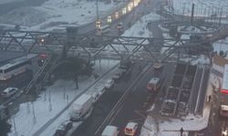 Karla kaplı yollarda zorlu mücadele