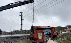 Kar küreme aracı buzlu yolda devrildi