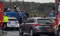 Cezaevi aracı devrildi