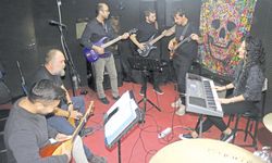 Rockçı doktorlardan ilk konser