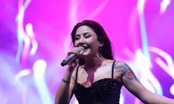 Melek Mosso konser sırasında fenalaştı