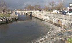 Menekşe sahilinde sular çekildi