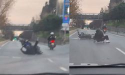 Motosikletli tek tekerle ilerlerken yola savruldu
