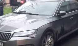 Çöp konteyneri aracın üzerine düştü