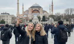 Fotoğraf çeken kızlar dikkat çekti!